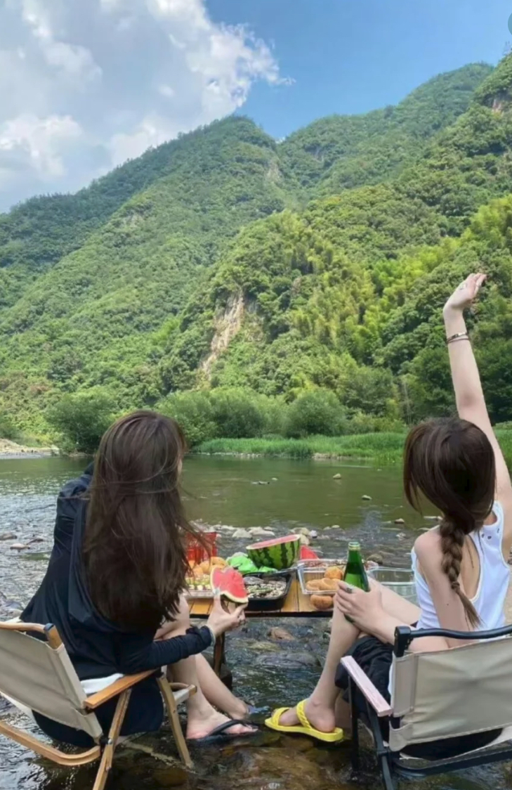 这是我多年的好姐妹，离异一人带娃压力很大，她在我的介绍下加入扬子也有一段时间了，现在自己的小团队也做得有声有色。生活质量也取得质的飞跃，今天带着他的女儿和我一起出来放松身心，我也由衷地为她高兴，